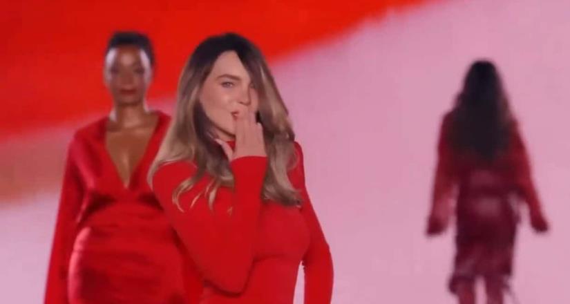 Belinda se cae durante la pasarela Paris Fashion Week