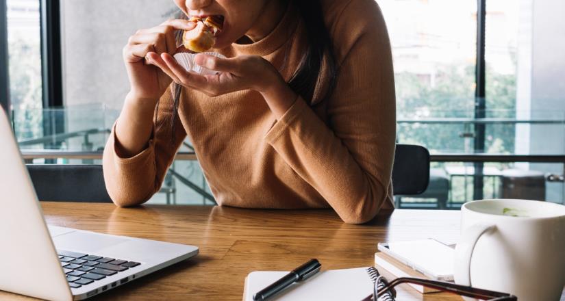 Del escritorio a la mesa: Cuándo el estrés laboral se convierte en trastorno alimenticio