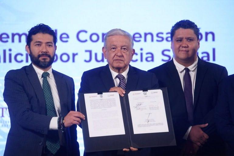 AMLO firma convenio para hacer justicia a trabajadores del SME