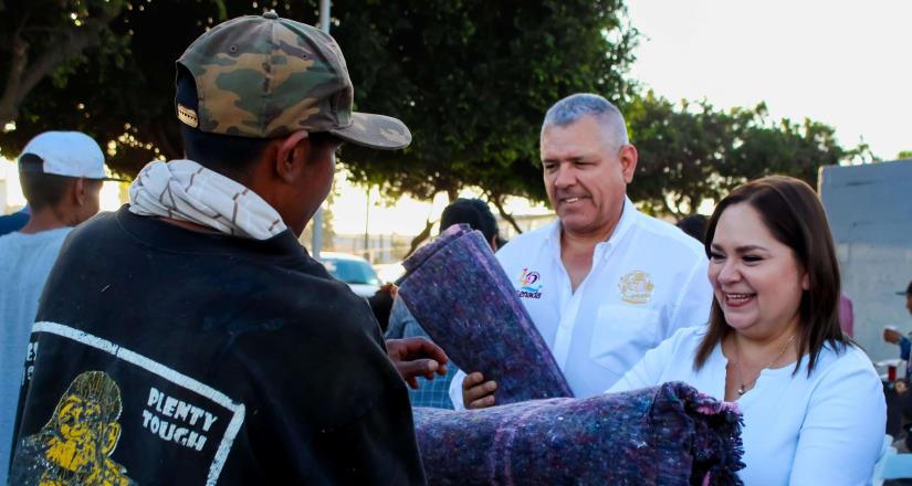 Entregan alcalde y presidenta de DIF Municipal apoyos a personas en situación de calle