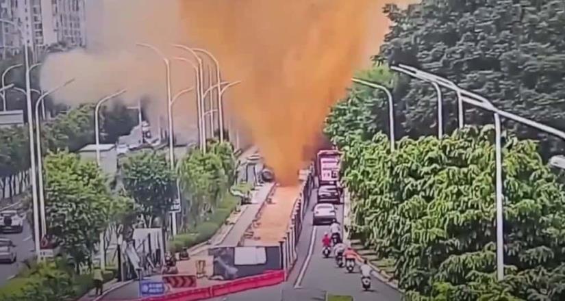 Tubería explota y esparce heces en una carretera de Nanning, China