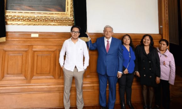 Retrato de AMLO es develado en el Palacio Nacional previo a concluir su sexenio