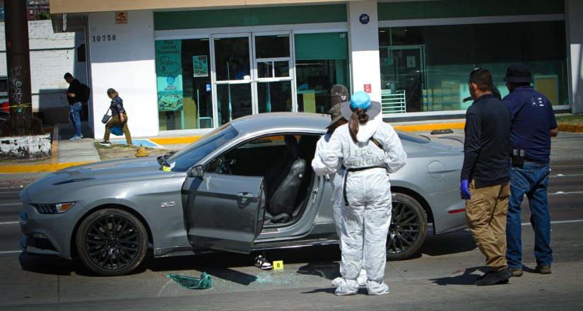 Balean a joven frente al banco de sangre de la Clínica 7 del IMSS