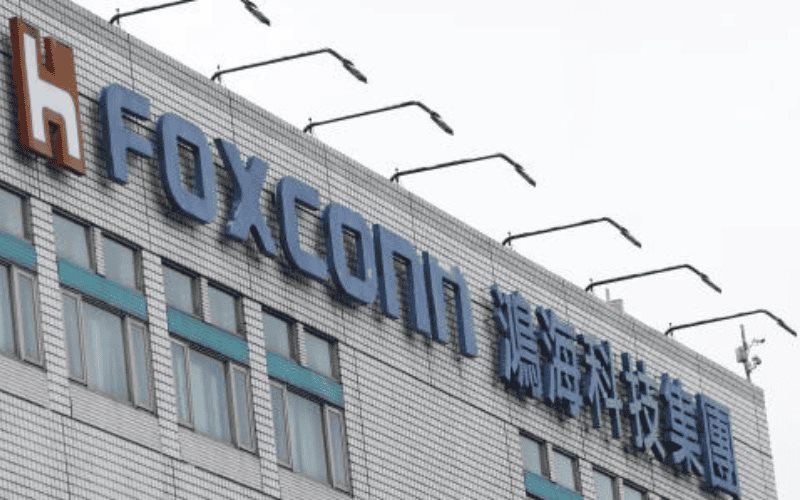 Foxconn anuncia construcción de mega planta en México