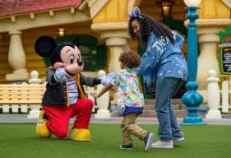 Madre salva a su bebé del colapso de un edificio en India