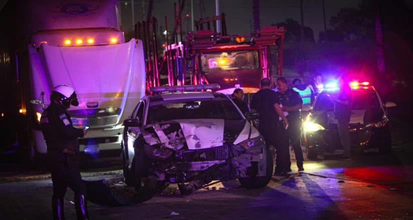 Patrulla choca con dos tráilers en el bulevar Alberto Limón Padilla Patrulla choca con dos tráilers en el bulevar Alberto Limón Padilla