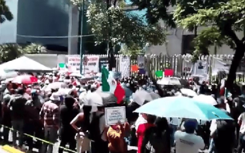 Trabajadores del Poder Judicial de la Federación protestan frente al Consejo de la Judicatura Federal