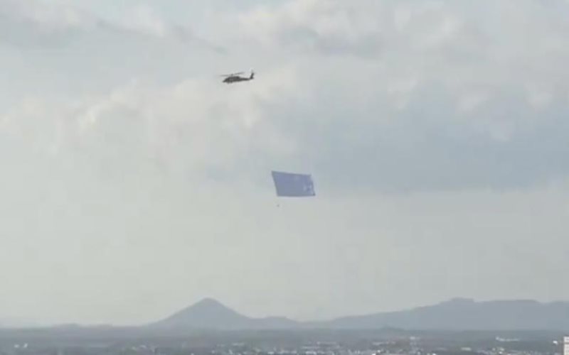 Helicóptero militar sobrevuela Culiacán con bandera blanca