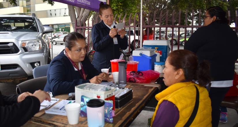 Lleva Club de Leones servicios gratuitos a las adultas mayores en la Secretaría de Bienestar