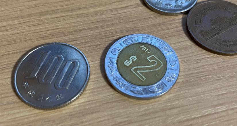 Moneda de 2 pesos es encontrada en maquina expendedora de Japón