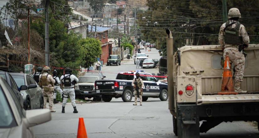 Encuentran cuerpos sin vida al interior de un automóvil abandonado