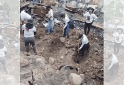 Tráiler atorado en Mexicali al tratar de subir un puente