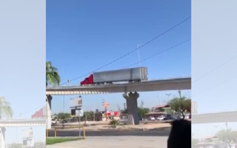 Tráiler atorado en Mexicali al tratar de subir un puente