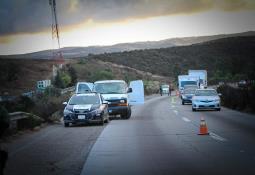 Vuelca camioneta repartidora de panadería Tijuana sobre el bulevar 2000