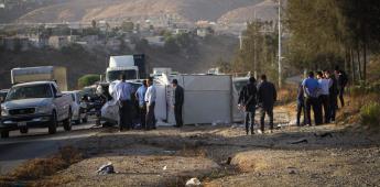 Vuelca camioneta repartidora de panadería Tijuana sobre el bulevar 2000