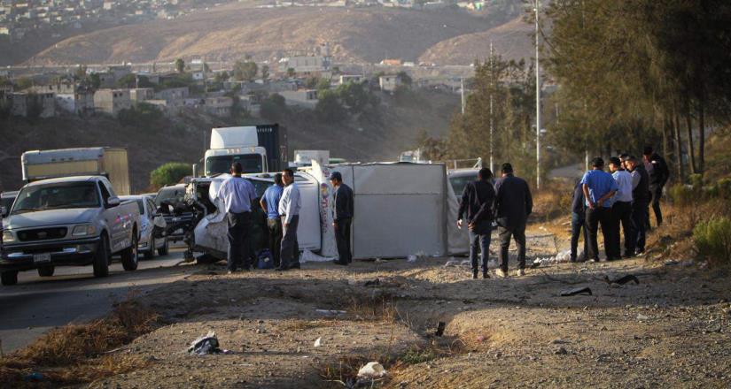 Vuelca camioneta repartidora de panadería Tijuana sobre el bulevar 2000