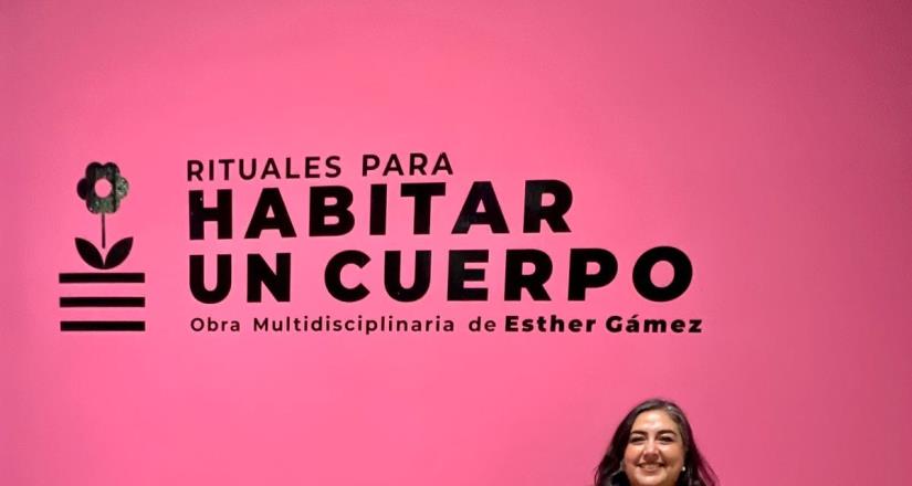 Esther Gámez desnuda su alma y presenta los rituales para habitar un cuerpo en su más reciente exposición.