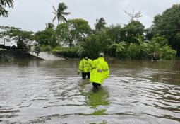 Megasocavón donde cayó automóvil será reparado hasta que bajen las lluvias