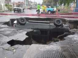 Megasocavón donde cayó automóvil será reparado hasta que bajen las lluvias