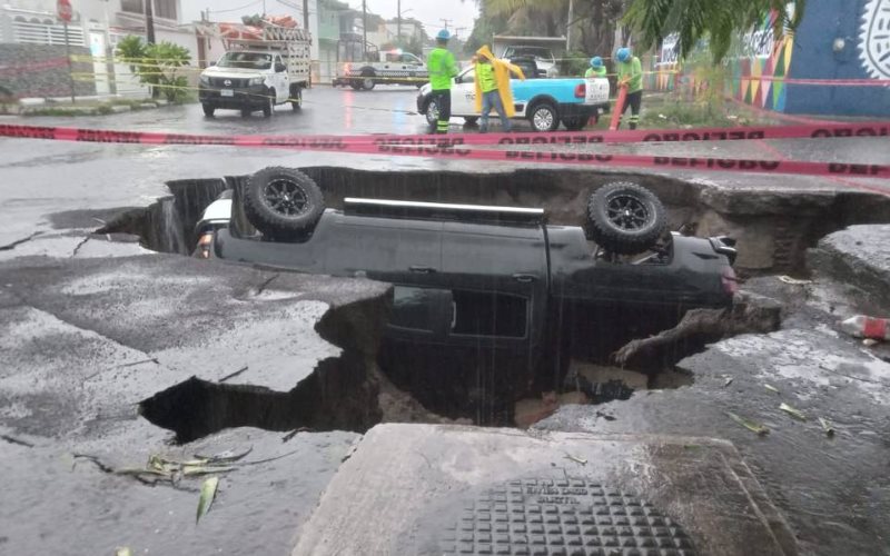 Megasocavón donde cayó automóvil será reparado hasta que bajen las lluvias