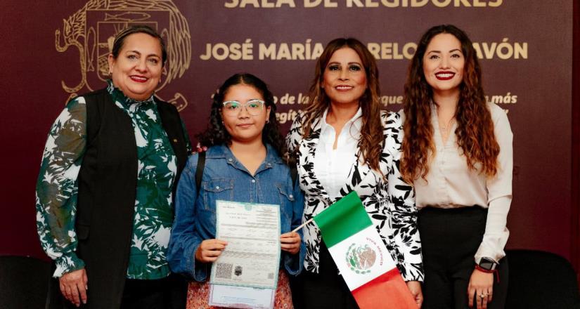 Entrega alcaldesa Claudia Agatón actas de nacimiento de la campaña Soy México