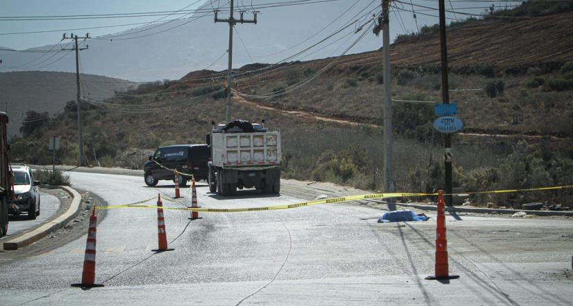 Camión de volteo atropella a joven en la avenida García