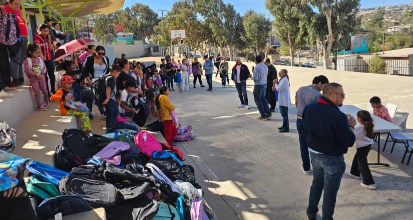 Se suman Rotarios a donación de mochilas y útiles escolares