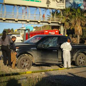 Persona trató de escapar de un vehículo en movimiento y le disparan por la espalda