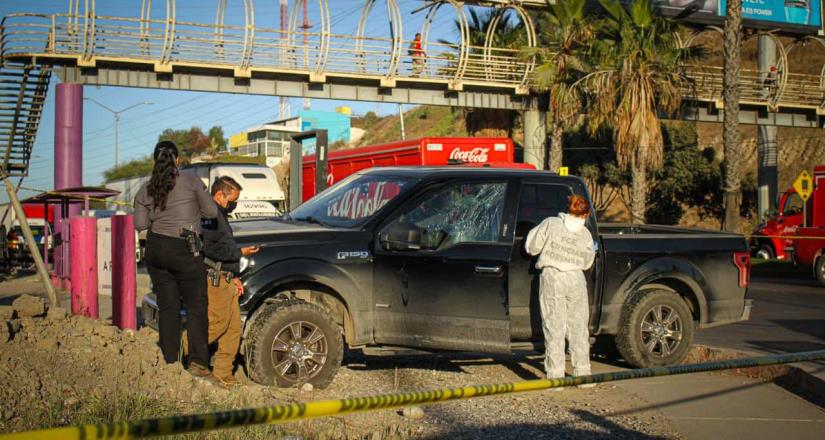 Persona trató de escapar de un vehículo en movimiento y le disparan por la espalda