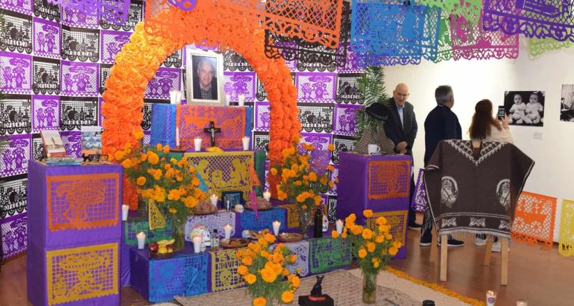 Honran a don Heberto Peterson con altar de muertos en Casa de la Cultura