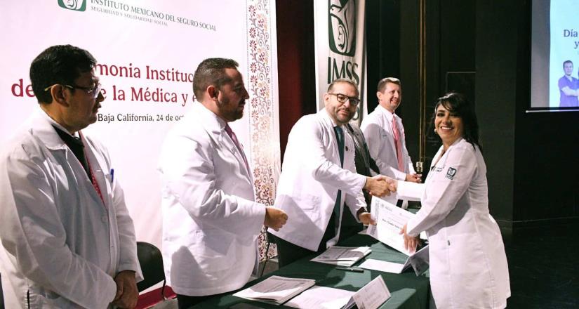 Entrega IMSS BC 38 reconocimientos a personal de salud de base y confianza