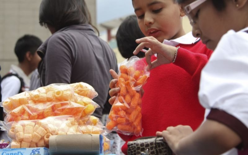 ¿Qué alimentos estarán permitidos en las escuelas tras prohibición de comida chatarra?