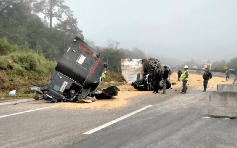 Tráiler choca con autobús de pasajeros en autopista Xalapa-Perote