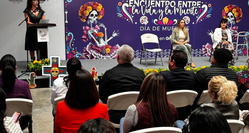 Dedica Gobierno de Ensenada altar de muertos en memoria de los padres de la alcaldesa Claudia Agatón