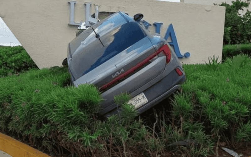 Auto se estrella en letrero de hotel en Cancún