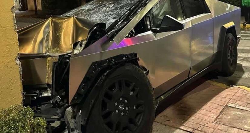 Tesla Cybertruck se estrella contra una casa en la CDMX