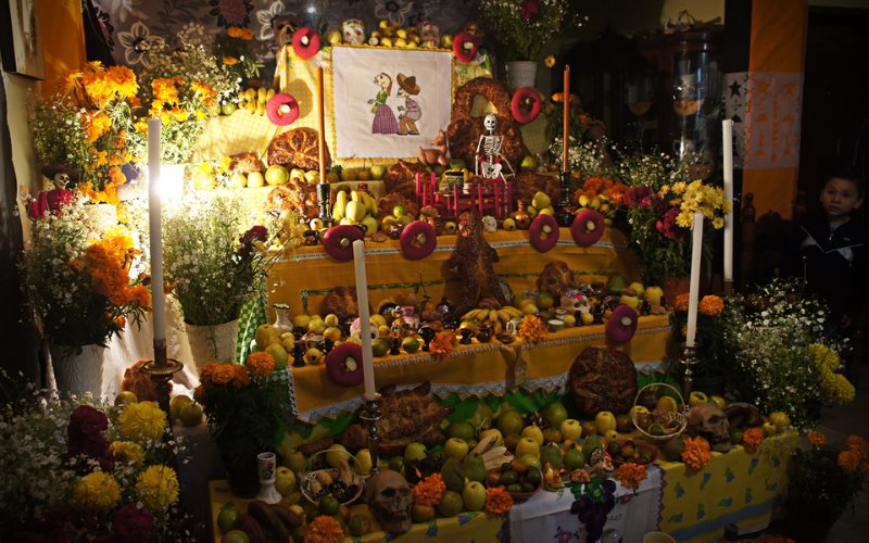 ¿Conoces el significado de los elementos de una ofrenda de Día de Muertos?