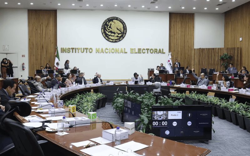 Juez impone multa de 54 mil pesos a integrantes del INE por desacato