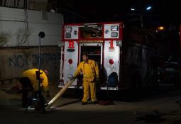 Mujer encuentra cráneo al cavar una zanja