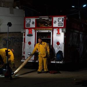 Bomberos de Tijuana recuperan cuerpo de trabajador atrapado en obra en construcción.