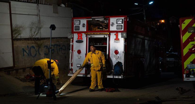 Bomberos de Tijuana recuperan cuerpo de trabajador atrapado en obra en construcción.