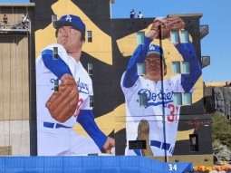 Los Ángeles homenajea a Fernando Valenzuela con mural en Boyle Heights