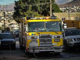 Logran sofocar fuego en una casa de madera en la colonia Mariano Matamoros