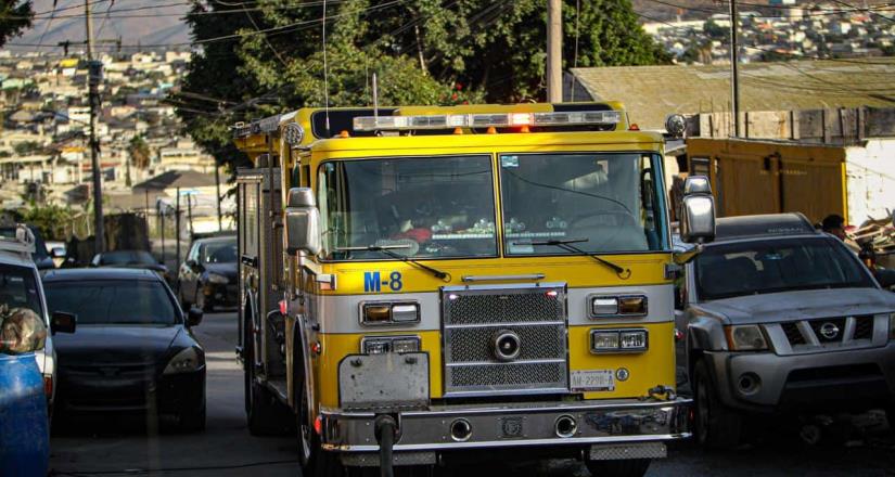 Logran sofocar fuego en una casa de madera en la colonia Mariano Matamoros