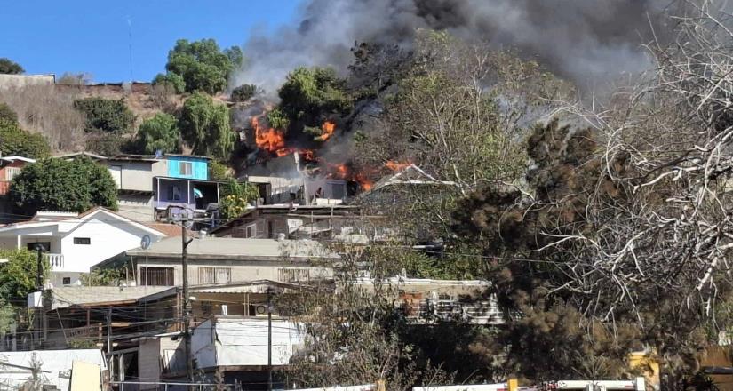 Fuerte incendio en Cañón De Las Palmas deja daños hasta en cinco casas