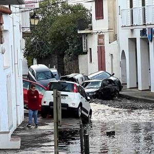 Una lluvia torrencial inunda Cadaqués y arrastra hasta 30 automóviles