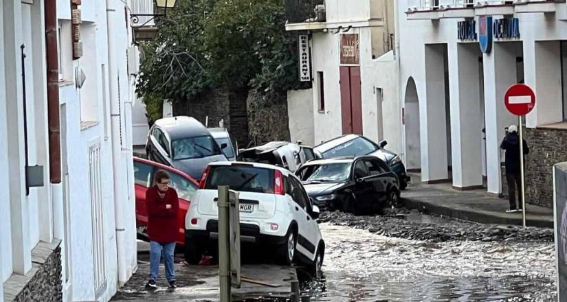 Una lluvia torrencial inunda Cadaqués y arrastra hasta 30 automóviles