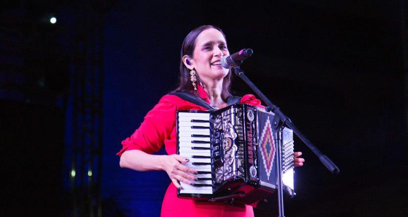 Disfrutan 40 mil personas de Julieta Venegas y la OBC en la Revolución