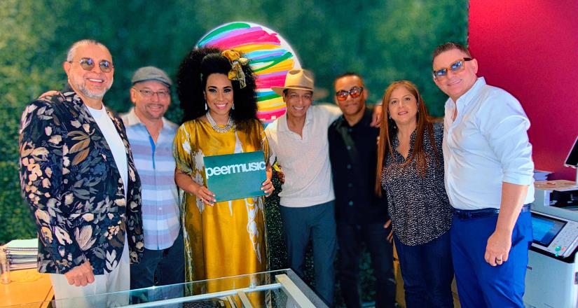 Aymée Nuviola firma un Contrato Editorial Histórico con Peer Music Aymée Nuviola firma un Contrato Editorial Histórico con Peer Music