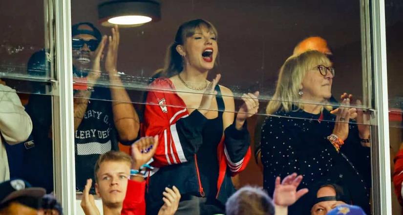 Taylor Swift deslumbra con un corsé negro de Victorias Secret en partido de la NFL